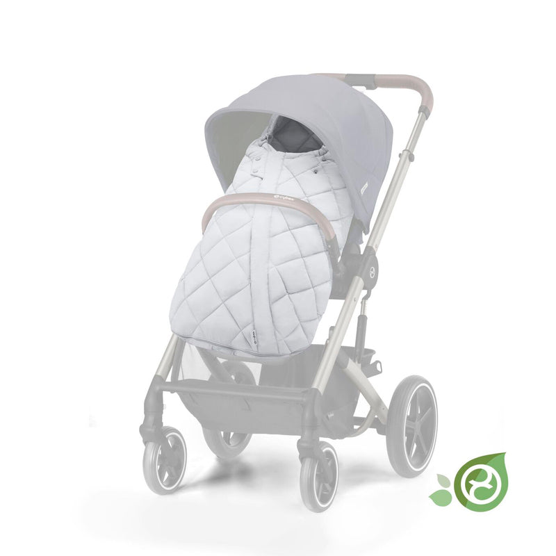 Fusssack in Lava Grey für Kinderwagen von Cybex in einem Kinderwagen.