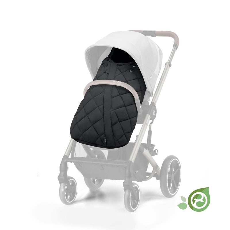 Fussack in Schwarz für Kinderwagen von Cybex in einem Kinderwagen.
