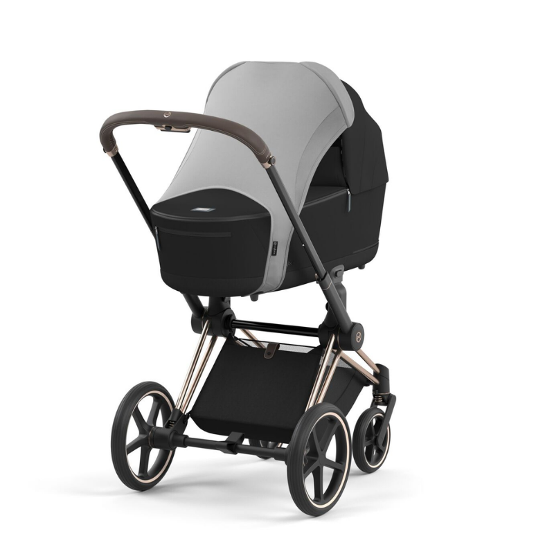Kinderwagen von Cybex in Schwarz mit Sonnensegel in Grau. 