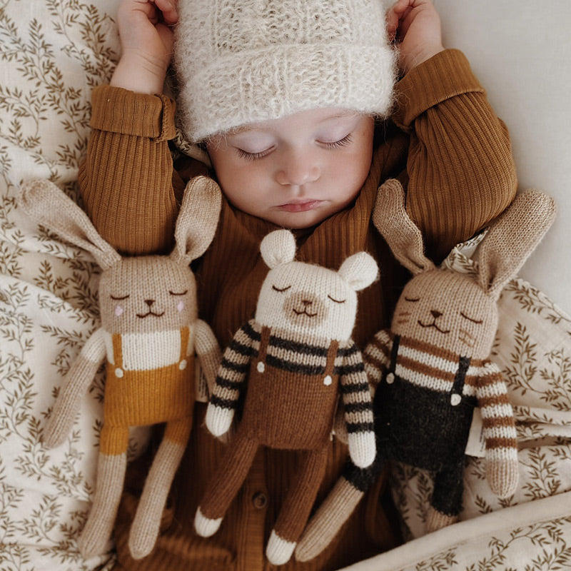 Main Sauvage  Strickkuscheltier 'Bunny'  Black Overalls - Online MY SNOWFLAKE