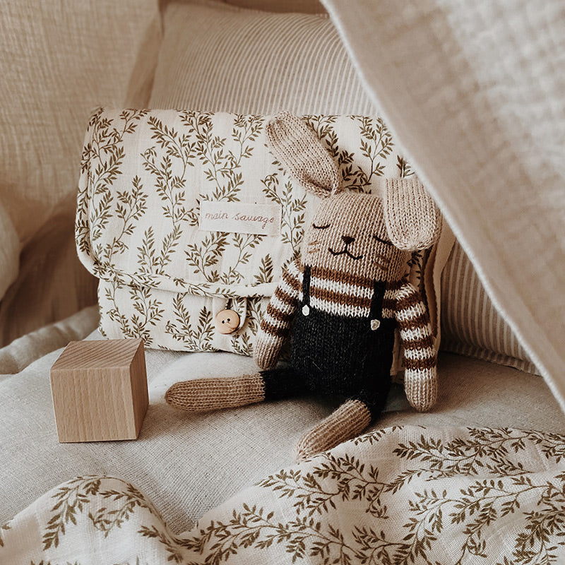 Main Sauvage  Strickkuscheltier 'Bunny'  Black Overalls - Online MY SNOWFLAKE