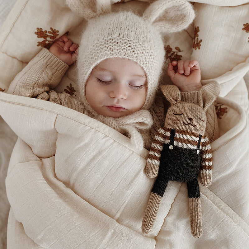 Main Sauvage  Strickkuscheltier 'Bunny'  Black Overalls - Online MY SNOWFLAKE