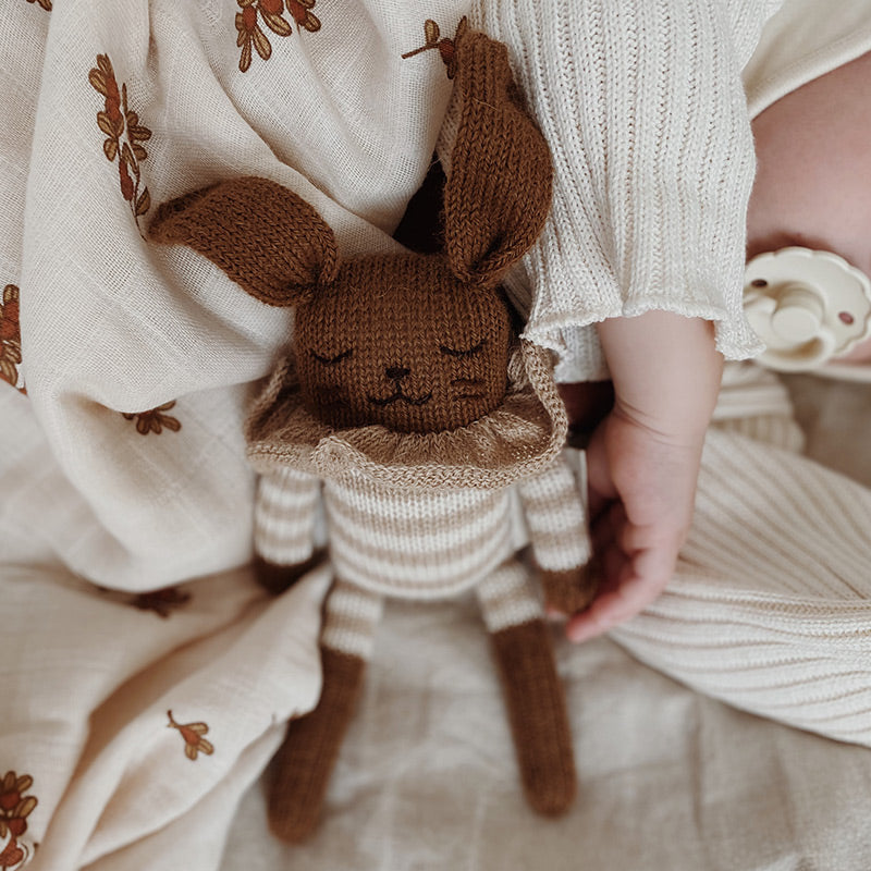 Main Sauvage Doudou tricoté 'Lapin' combi-short rayé sable