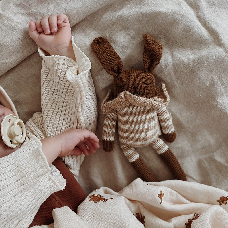 Main Sauvage Doudou tricoté 'Lapin' combi-short rayé sable
