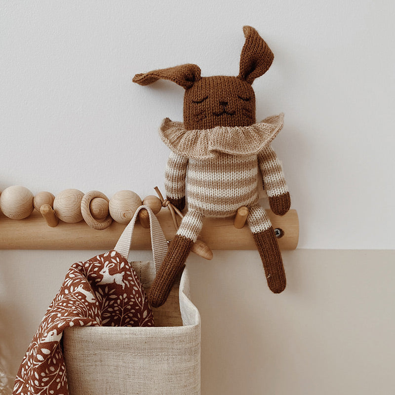 Main Sauvage Doudou tricoté 'Lapin' combi-short rayé sable