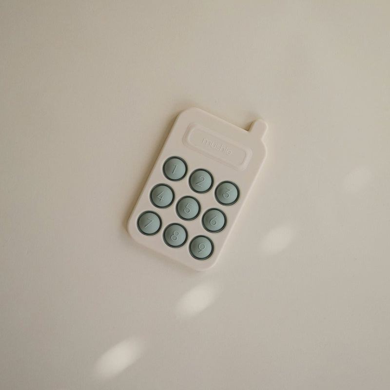 Mushie  Silikon 'Pop it' Telefon  Cambridge Blue - Online MY SNOWFLAKE