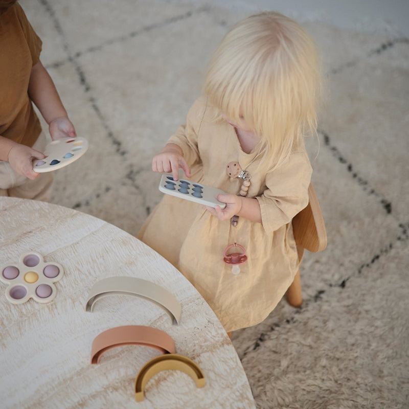 Mushie  Silikon 'Pop it' Telefon  Cambridge Blue - Online MY SNOWFLAKE