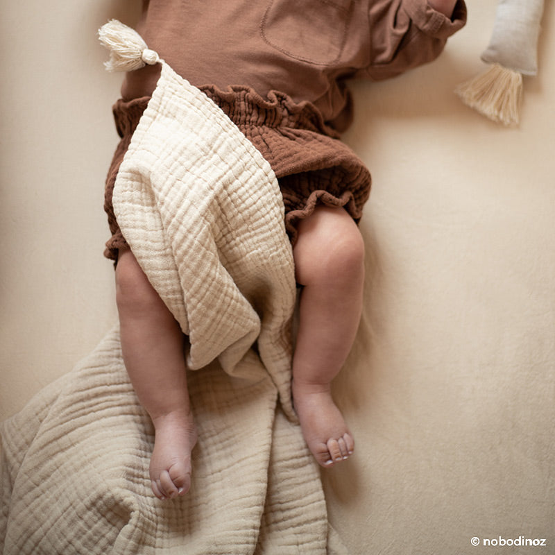 Wabi Sabi Musselin Babydecke Ginger – Beige Kuschel Baby-Decke aus Musselin Stoff von Nobodinoz