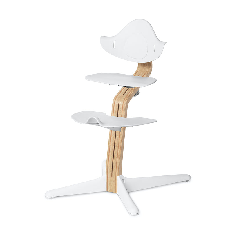 Nomi Hochstuhl mit Mittelbalken aus Holz und Sitz, Rückenlehne, und Füsse in Weiss von Stokke. 